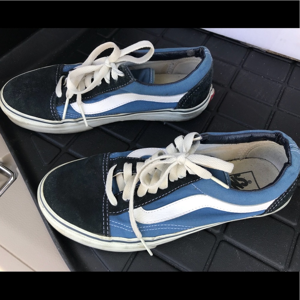 VANS “old skool” style shoe. Navy/white